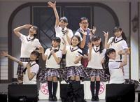 　ポーズを決めるメンバー