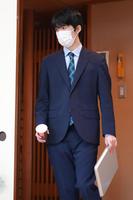 　第３４期竜王戦挑戦者決定三番勝負第２局　対局室に入る藤井聡太二冠（代表撮影）