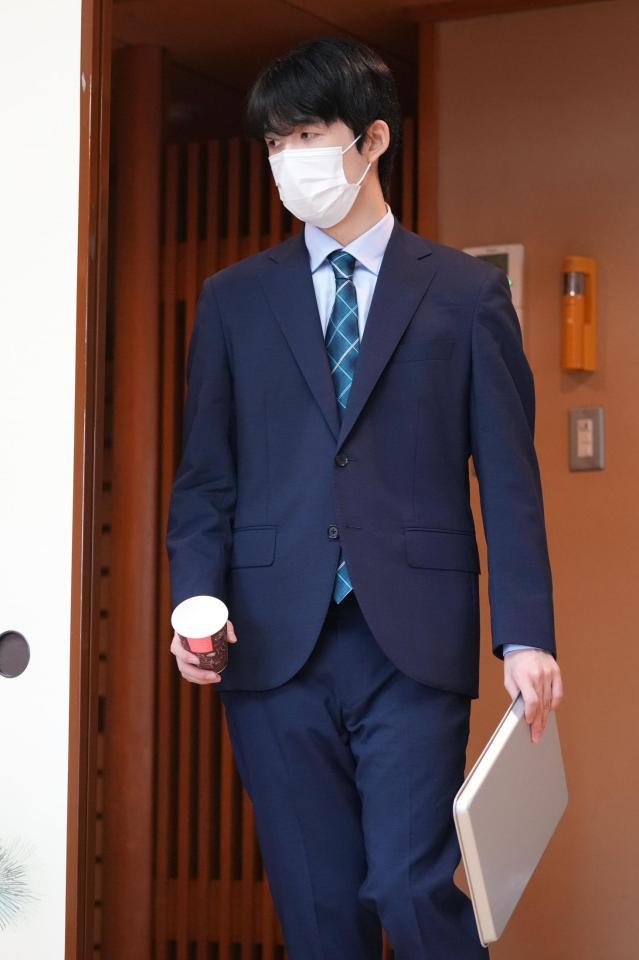 　第３４期竜王戦挑戦者決定三番勝負第２局　対局室に入る藤井聡太二冠（代表撮影）