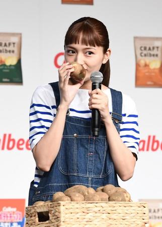 とれたてのジャガイモのにおいを嗅ぐ川口春奈＝恵比寿ガーデンホール（撮影・園田高夫）