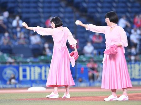 　始球式でポーズを決める阿佐ヶ谷姉妹の渡辺江里子（左）と木村美穂＝ＺＯＺＯマリンスタジアム（撮影・開出牧）