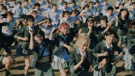ＭＶの中で激しいダンスを披露する岡田奈々（２列目中央）らＡＫＢ48メンバーと高校生