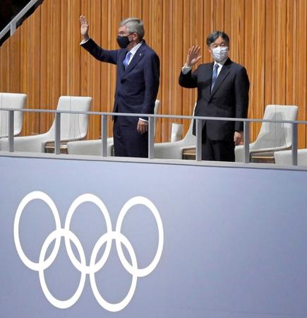 　手を振る天皇陛下とＩＯＣ・バッハ会長＝７月２３日