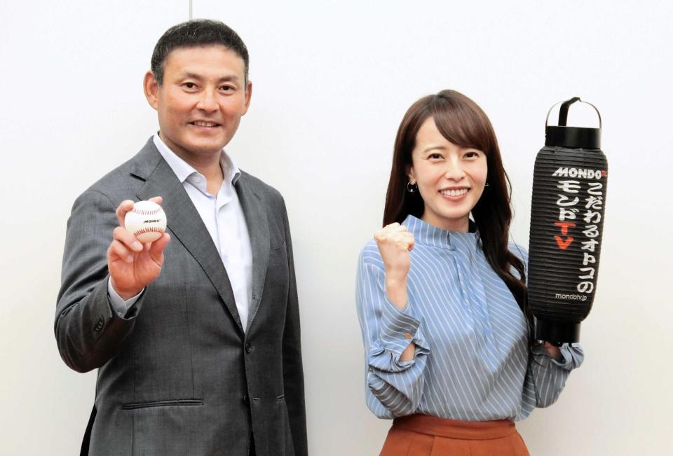 　ポーズを決める川上憲伸氏（左）と上田まりえ