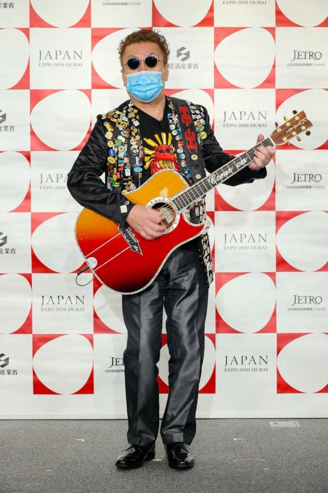 「ドバイ万博の歌」を披露した嘉門タツオ