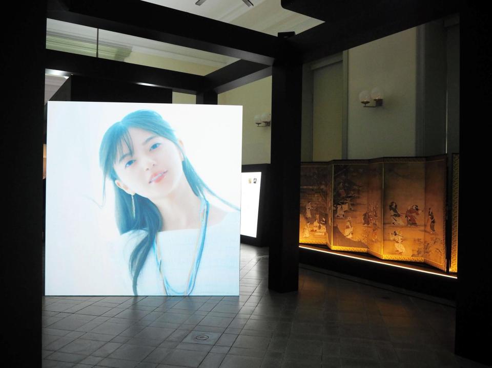 　「花下遊楽図屏風　狩野長信筆」とともに映像が流される乃木坂46の齋藤飛鳥（ｃ）乃木坂46ＬＬＣ
