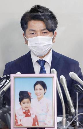 　亡くなった妻真菜さん、長女莉子ちゃんの遺影を前に記者会見する松永拓也さん＝東京・霞が関の司法記者クラブ