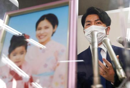 　亡くなった妻真菜さん、長女莉子ちゃんの遺影を前に記者会見する松永拓也さん＝２日午後、東京・霞が関の司法記者クラブ