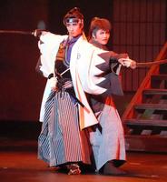 　宝塚歌劇・花組「銀ちゃんの恋」の水美舞斗（左）と飛龍つかさ