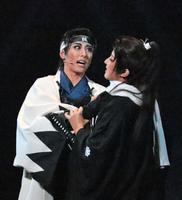 　宝塚歌劇・花組「銀ちゃんの恋」の水美舞斗（左）と帆純まひろ