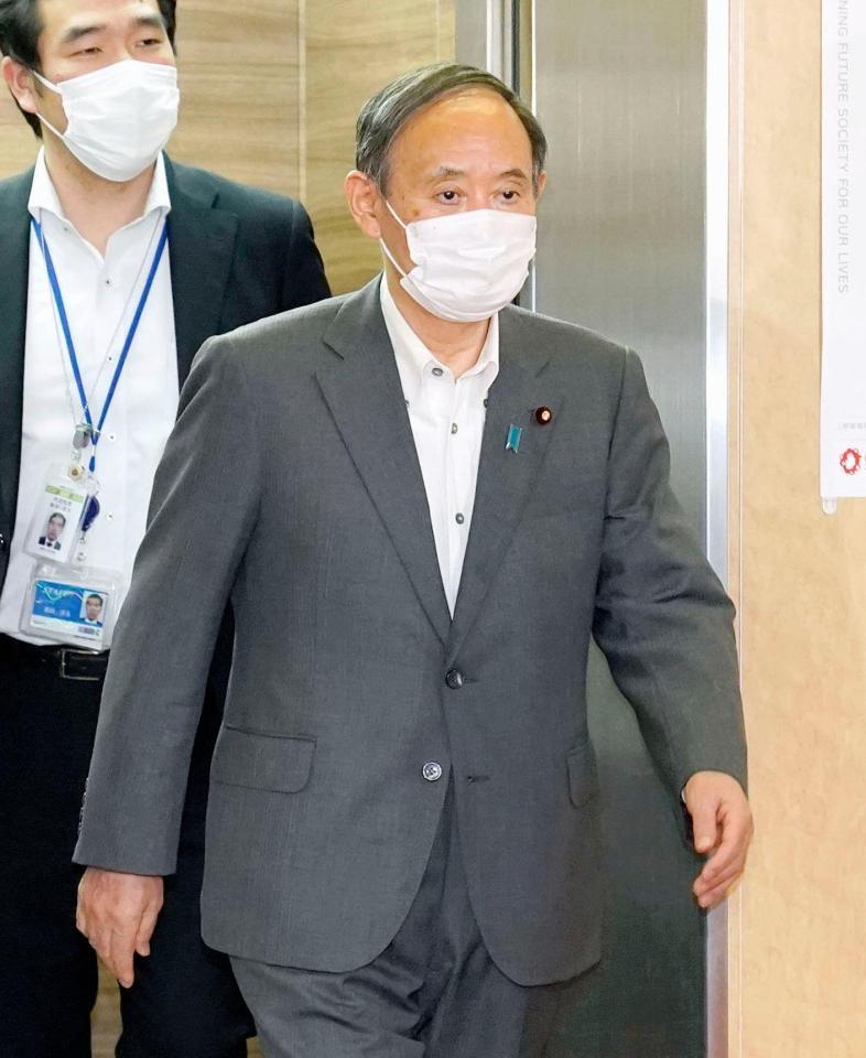 　自民党の二階幹事長との会談に向かう菅首相＝東京・永田町の党本部