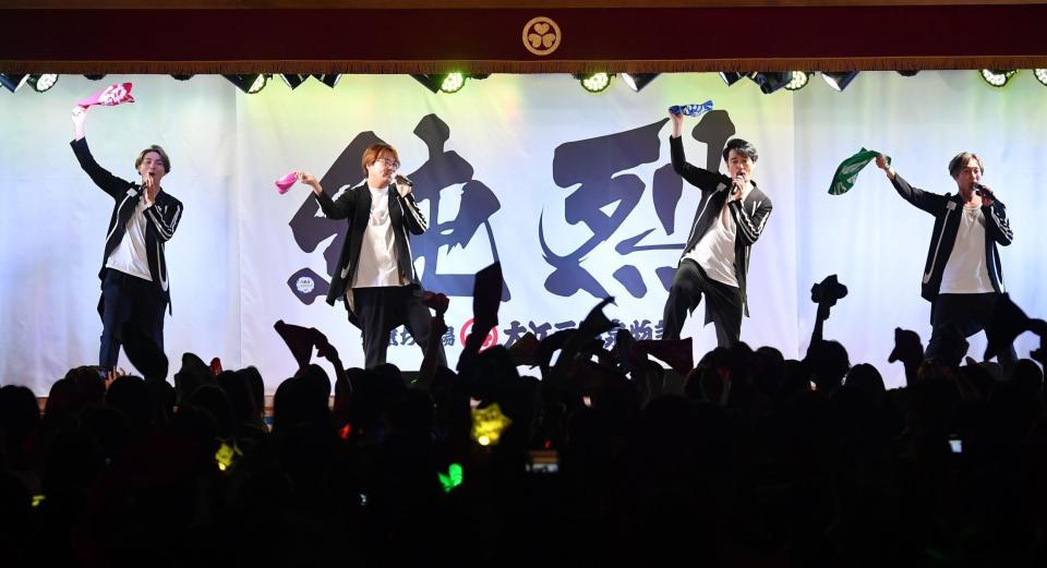 　ファンとともにタオルを振りながら熱唱する純烈（左から）白川裕二郎、酒井一圭、小田井涼平、後上翔太＝東京・青海の大江戸温泉物語（撮影・西岡正）