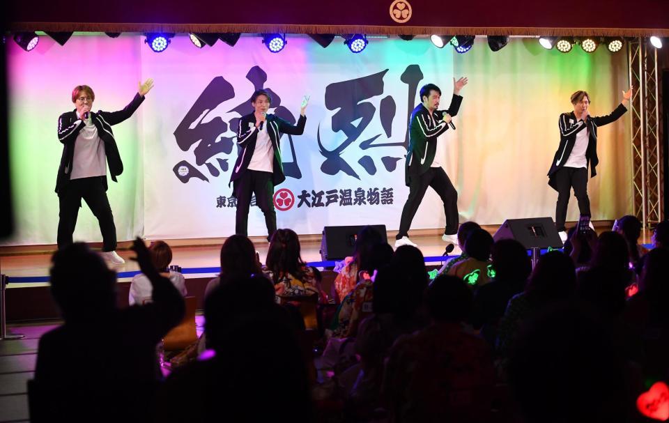 　ファンの前で熱唱する純烈（左から）酒井一圭、白川裕二郎、小田井涼平、後上翔太＝東京・青海の大江戸温泉物語（撮影・西岡正）