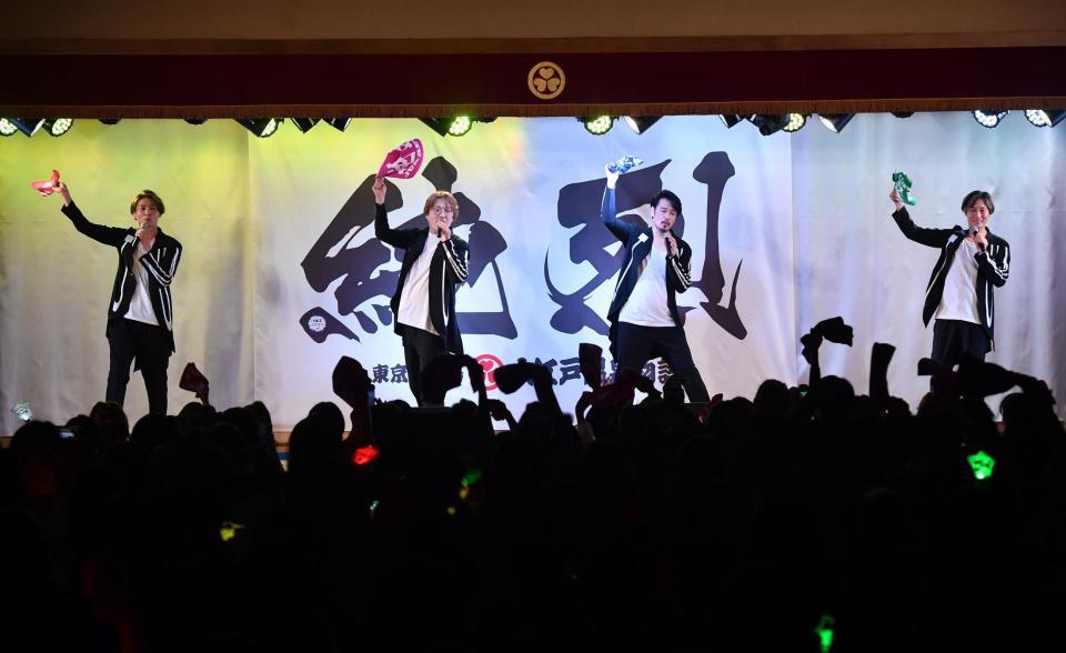 　ファンとともにタオルを振りながら熱唱する純烈（左から）白川裕二郎。酒井一圭、小田井涼平、後上翔太＝東京・青海の大江戸温泉物語（撮影・西岡正）