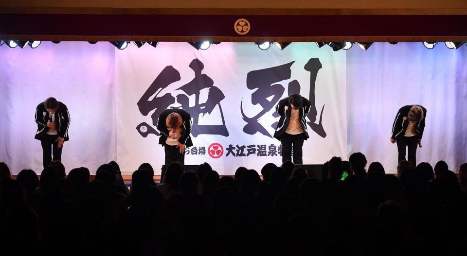 　最後となる大江戸温泉物語での思い出を語った後、ファンに向かって一礼する純烈＝東京・青海の大江戸温泉物語（撮影・西岡正）