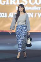 ランウェイを歩く鷲見玲奈＝さいたまスーパーアリーナ（撮影・開出牧）