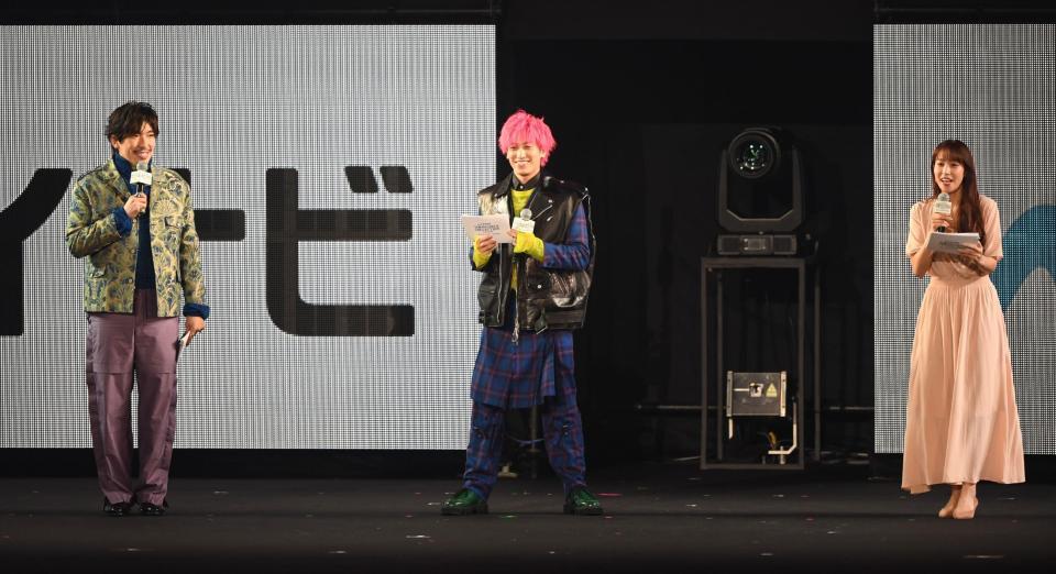 トークをする（左から）ＥＸＩＴのりんたろー。、兼近大樹、鷲見玲奈＝さいたまスーパーアリーナ（撮影・開出牧）