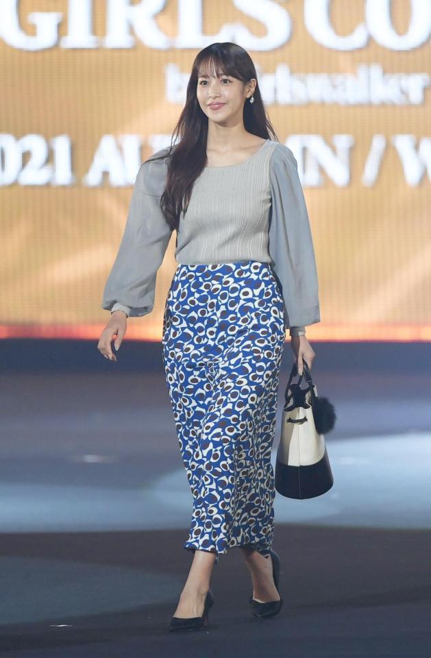 ランウェイを歩く鷲見玲奈＝さいたまスーパーアリーナ（撮影・開出牧）