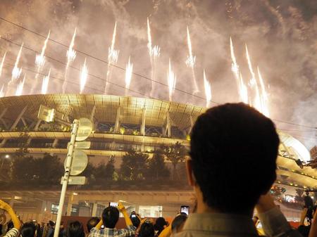 　パラリンピック閉会式の花火を楽しむ人々