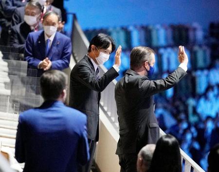 　閉会式に臨まれる秋篠宮さま。右手前はＩＰＣのパーソンズ会長、奥左から２人目は菅首相