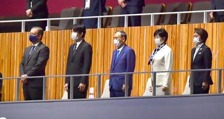 　閉会式に出席された秋篠宮さま。左端はＩＰＣのパーソンズ会長。右から大会組織委の橋本聖子会長、東京都の小池百合子知事、菅首相