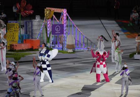 　閉会式で国立競技場内に現れた東京の街をバックに登場したミライトワ（左）とソメイティ（撮影・伊藤笙子）