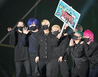 登場するヒカル（左から３人目）ら＝京セラドーム（撮影・高部洋祐）