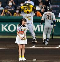 　始球式を終え笑顔を見せる高城れに（撮影・山口登）