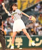 　始球式で投球する高城れに（撮影・飯室逸平）