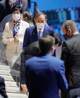 　閉会式に出席した菅首相。左奥は東京都の小池百合子知事