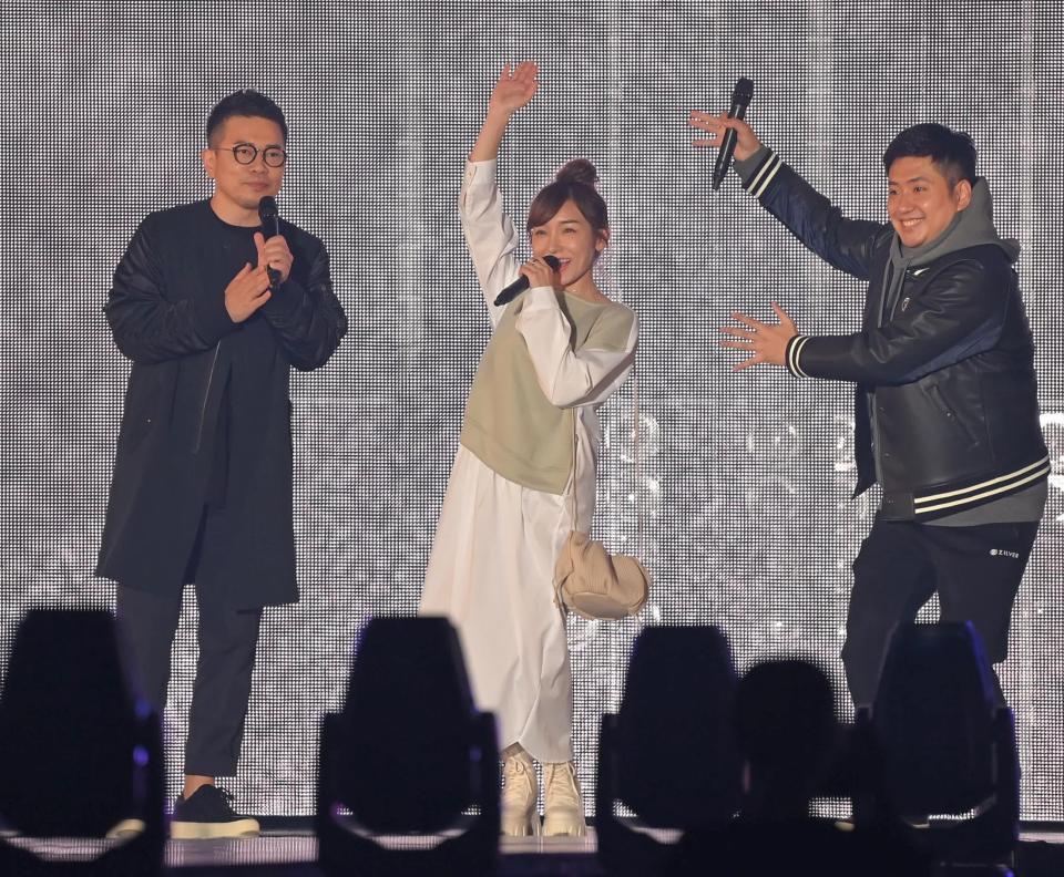 会場を盛り上げる（左から）宮迫博之、加護亜依ら＝京セラドーム（撮影・高部洋祐）