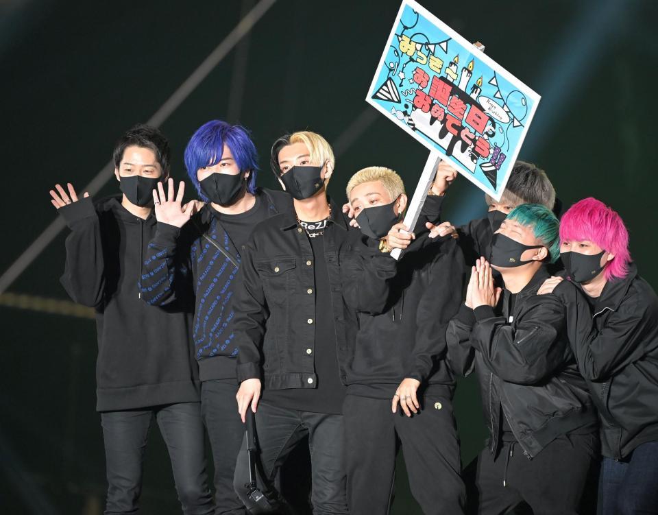 登場するヒカル（左から３人目）ら＝京セラドーム（撮影・高部洋祐）