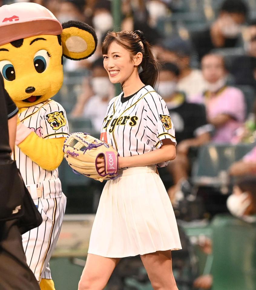 　笑顔でマウンドへ向かう高城れに（撮影・飯室逸平）