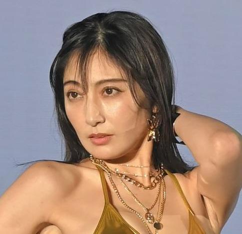 熊田曜子 金ビキニ姿を投稿 悩殺度が たまらん 離婚騒動後初イベント写真 芸能 デイリースポーツ Online