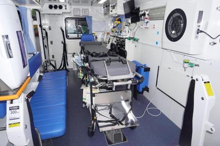 　エクモカーの内部。「動く集中治療室」とも呼ばれている＝東京都府中市