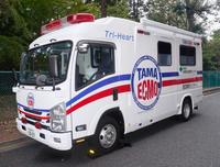 　人工心肺装置ＥＣＭＯを患者に装着したまま搬送できるエクモカー＝東京都府中市