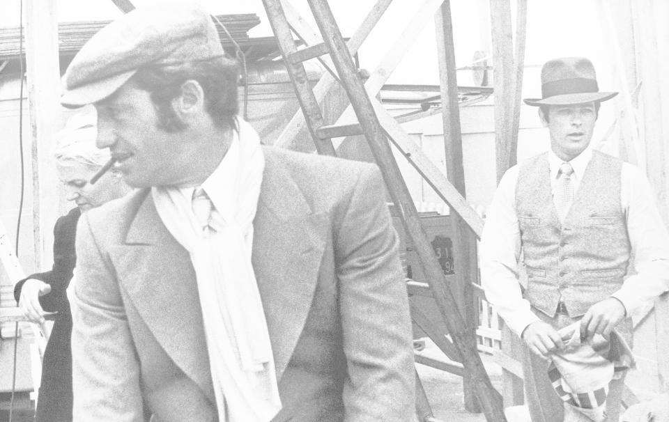 　映画「ボルサリーノ」を撮影中のベルモンド氏。右はアラン・ドロン＝１９６９年（ＡＰ＝共同）