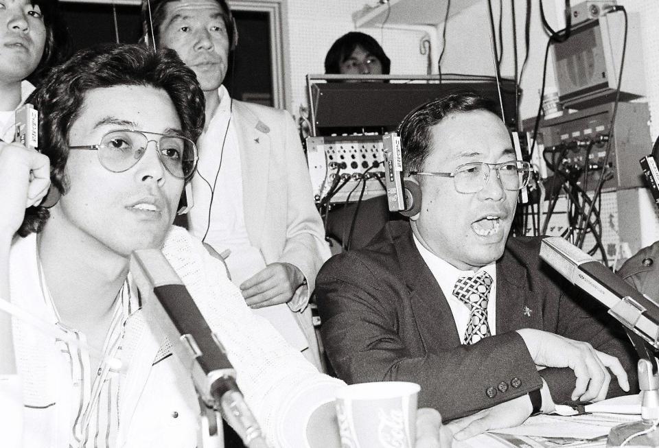 深澤弘アナ（右）と江本孟紀さん（ニッポン放送提供＝１９８２年５月）