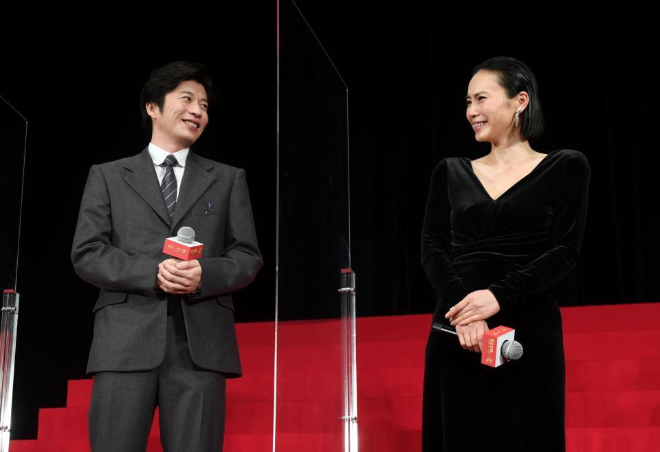 田中圭（左）のコメントに笑顔を見せる中谷美紀＝ＴＯＫＹＯ　ＤＯＭＥ　ＣＩＴＹ　ＨＡＬＬ（撮影・佐藤厚）