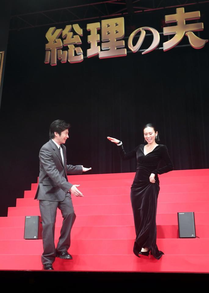 田中圭（左）のエスコートで階段を降りる中谷美紀＝ＴＯＫＹＯ　ＤＯＭＥ　ＣＩＴＹ　ＨＡＬＬ（撮影・佐藤厚）