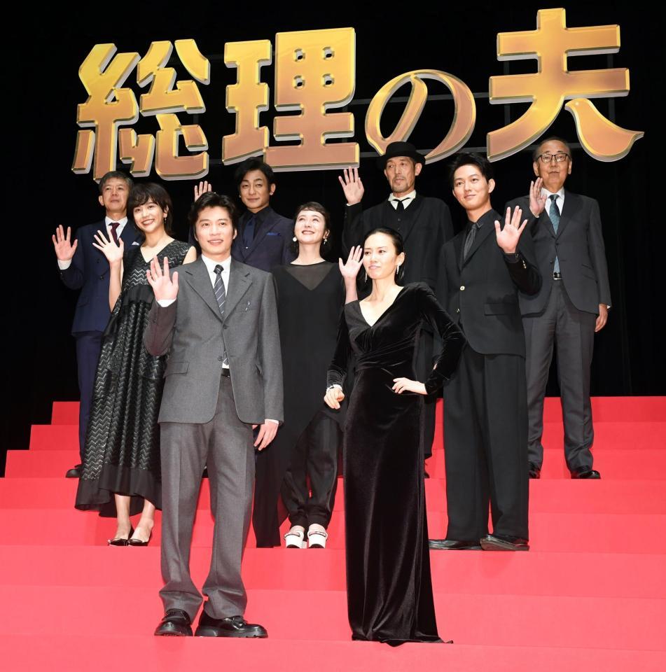 赤階段に並んだ出演者（前列左から）田中圭、中谷美紀（中列左から）松井愛莉、貫地谷しほり、工藤阿須加（後列左から）河合勇人監督、片岡愛之助、嶋田久作、岸部一徳＝ＴＯＫＹＯ　ＤＯＭＥ　ＣＩＴＹ　ＨＡＬＬ（