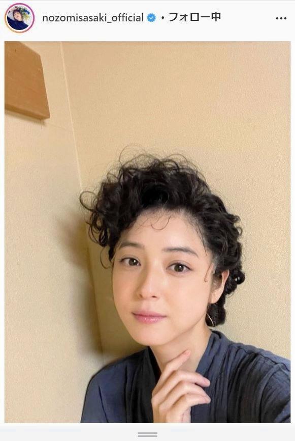 佐々木希 サザエさんに キツいパーマの昭和ヘアで 雰囲気レトロ それでも美人 芸能 デイリースポーツ Online