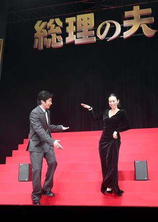 田中圭（左）のエスコートで階段を降りる中谷美紀＝ＴＯＫＹＯ　ＤＯＭＥ　ＣＩＴＹ　ＨＡＬＬ（撮影・佐藤厚）