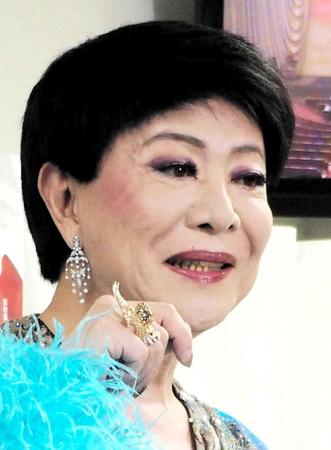 　９５０万円の指輪を見せる美川憲一