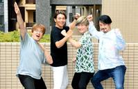 　戦隊ヒーロー「純烈ジャー」のポーズを決める純烈の（左から）酒井一圭、白川裕二郎、後上翔太、小田井涼平（撮影・堀内翔）