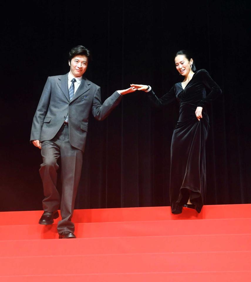 　中谷美紀（右）をエスコートしながら階段を下りる田中圭＝ＴＯＫＹＯ　ＤＯＭＥ　ＣＩＴＹ　ＨＡＬＬ（撮影・佐藤厚）