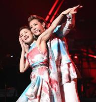 　ゲストの夢咲ねね（左）とパフォーマンスを披露する柚希礼音＝ＴＯＫＹＯ　ＤＯＭＥ　ＣＩＴＹ　ＨＡＬＬ（撮影・園田高夫）