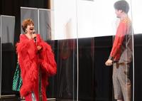 　トークで盛り上げる小林幸子（左）と小田井涼平（撮影・棚橋慶太）