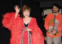 　笑顔で登壇する小林幸子。右は小田井涼平（撮影・棚橋慶太）