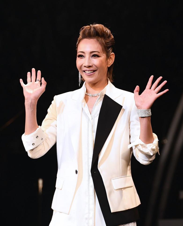 笑顔で手を振る柚希礼音＝ＴＯＫＹＯ　ＤＯＭＥ　ＣＩＴＹ　ＨＡＬＬ（撮影・園田高夫）